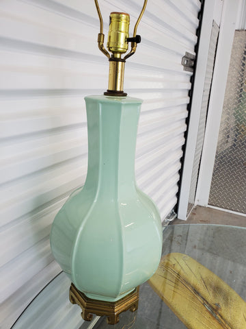 VINTAGE PAUL HANSON MINT GREEN CHINOISERIE BRASS ASIAN MOTIF PORCELAIN LAMP W/SHADE