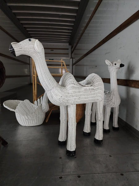 VINTAGE WHITE WICKER 🐫 2 HUMP 🐫 CAMEL PLANTER ~ MISC