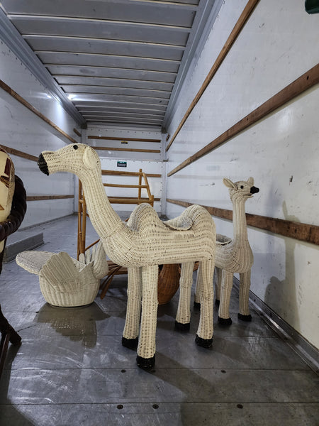 VINTAGE WHITE WICKER 🐫 2 HUMP 🐫 CAMEL PLANTER ~ MISC