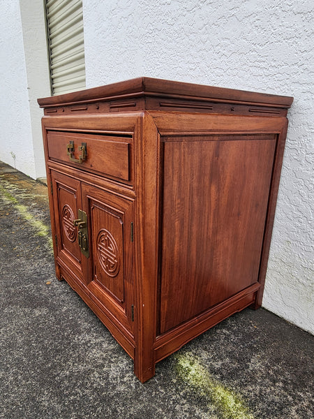 VINTAGE GEORGE ZEE & CO KILN DRIED HAND CARVED ROSEWOOD/TEAK CHINOISERIE MING CABINET/ NIGHTSTAND/ END TABLE