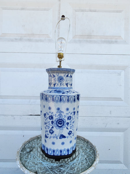 VINTAGE LARGE!! BLUE AND WHITE 💙⛩️🤍 CHINOISERIE GREEK KEY/ ASIAN MOTIF LAMP w WOOD BASE