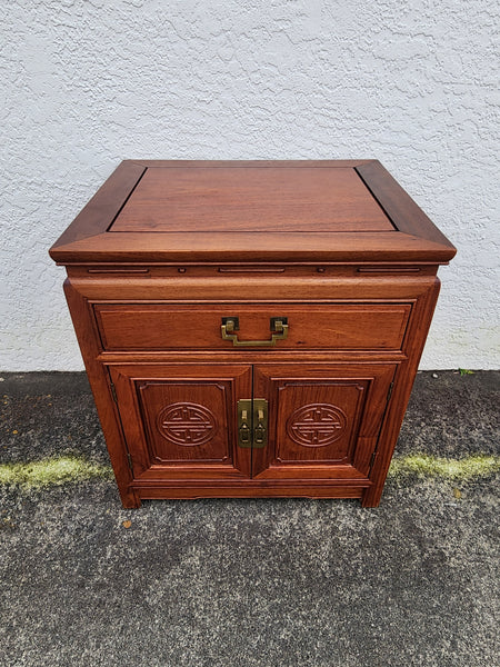 VINTAGE GEORGE ZEE & CO KILN DRIED HAND CARVED ROSEWOOD/TEAK CHINOISERIE MING CABINET/ NIGHTSTAND/ END TABLE