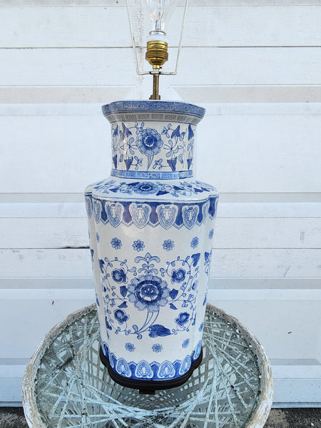 VINTAGE LARGE!! BLUE AND WHITE 💙⛩️🤍 CHINOISERIE GREEK KEY/ ASIAN MOTIF LAMP w WOOD BASE
