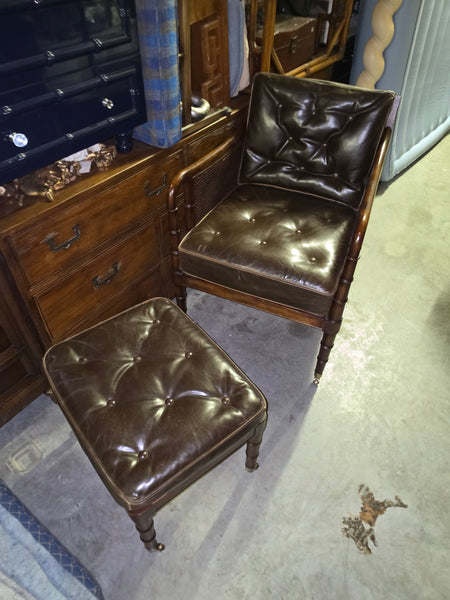 VANGUARD FURNITURE CRAFTWORK PORTOBELLO COGNAC PB WALNUT FAUX BAMBOO DOUBLE CANE PROTECTED ANILINE LEATHER BUTTON TUFTED O/S ACCENT/ LOUNGE/ SHERATON/ REGENGY CHAIR W/OTTOMAN ON BRASS CASTORS 🗣