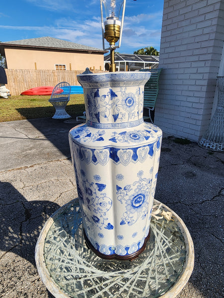 VINTAGE LARGE!! BLUE AND WHITE 💙⛩️🤍 CHINOISERIE GREEK KEY/ ASIAN MOTIF LAMP w WOOD BASE
