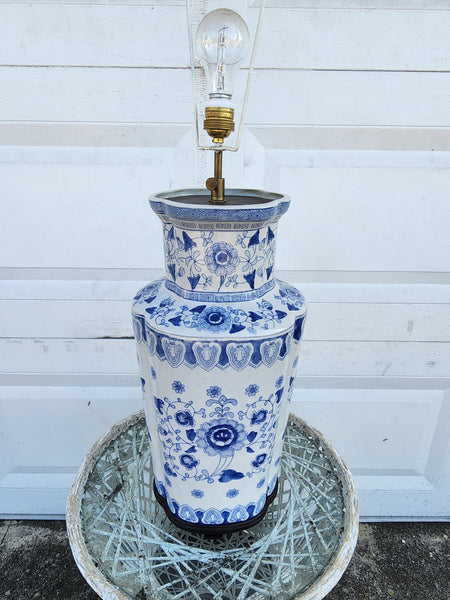 VINTAGE LARGE!! BLUE AND WHITE 💙⛩️🤍 CHINOISERIE GREEK KEY/ ASIAN MOTIF LAMP w WOOD BASE