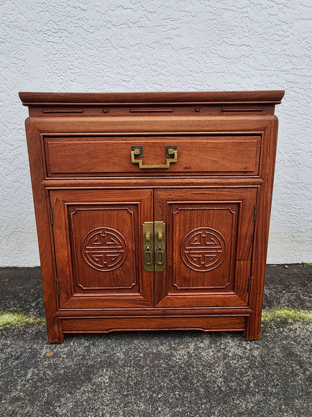 VINTAGE GEORGE ZEE & CO KILN DRIED HAND CARVED ROSEWOOD/TEAK CHINOISERIE MING CABINET/ NIGHTSTAND/ END TABLE