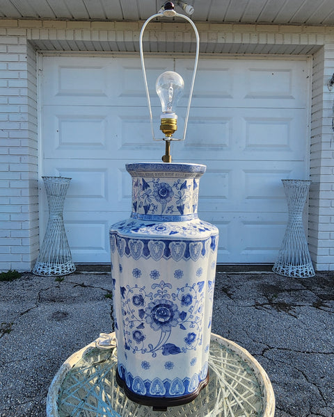 VINTAGE LARGE!! BLUE AND WHITE 💙⛩️🤍 CHINOISERIE GREEK KEY/ ASIAN MOTIF LAMP w WOOD BASE
