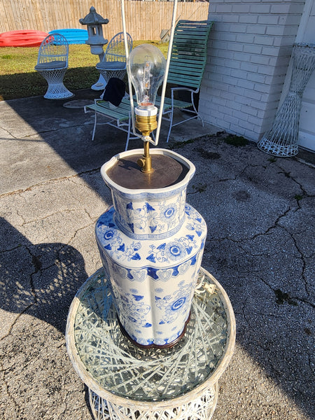 VINTAGE LARGE!! BLUE AND WHITE 💙⛩️🤍 CHINOISERIE GREEK KEY/ ASIAN MOTIF LAMP w WOOD BASE