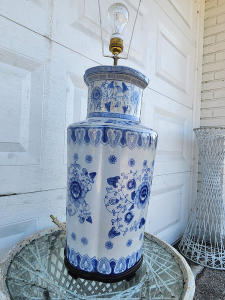 VINTAGE LARGE!! BLUE AND WHITE 💙⛩️🤍 CHINOISERIE GREEK KEY/ ASIAN MOTIF LAMP w WOOD BASE