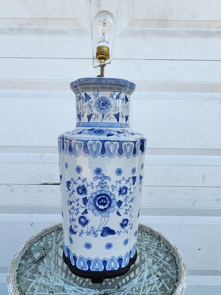 VINTAGE LARGE!! BLUE AND WHITE 💙⛩️🤍 CHINOISERIE GREEK KEY/ ASIAN MOTIF LAMP w WOOD BASE