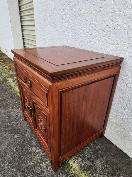 VINTAGE GEORGE ZEE & CO KILN DRIED HAND CARVED ROSEWOOD/TEAK CHINOISERIE MING CABINET/ NIGHTSTAND/ END TABLE