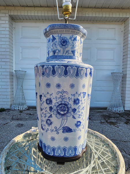 VINTAGE LARGE!! BLUE AND WHITE 💙⛩️🤍 CHINOISERIE GREEK KEY/ ASIAN MOTIF LAMP w WOOD BASE
