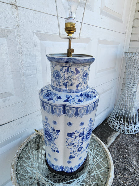 VINTAGE LARGE!! BLUE AND WHITE 💙⛩️🤍 CHINOISERIE GREEK KEY/ ASIAN MOTIF LAMP w WOOD BASE