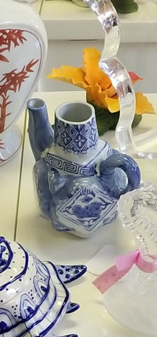 VINTAGE BLUE AND WHITE CERAMIC/ PORCELAIN CHINOISERIE ASIAN MOTIF (GREEK KEY) CREAMER/ PITCHER/ JUG/ VASE ~ MISC