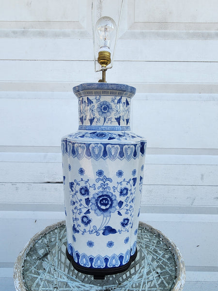 VINTAGE LARGE!! BLUE AND WHITE 💙⛩️🤍 CHINOISERIE GREEK KEY/ ASIAN MOTIF LAMP w WOOD BASE