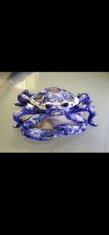 DIANE BLUE AND WHITE HAND PAINTED CERAMIC/ PORCELAIN/ STONEWARE CRAB 💙🦀🤍 LIDDED BOX/ TRINKET BOX/ CANDY DISH/ CAT DISH/ CANDLE HOLDER ~ MISC