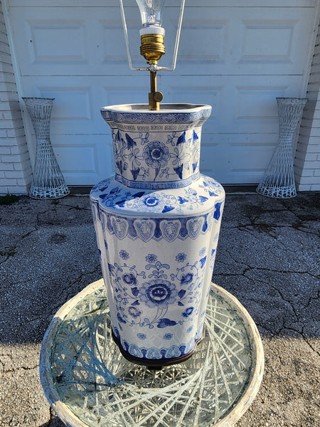 VINTAGE LARGE!! BLUE AND WHITE 💙⛩️🤍 CHINOISERIE GREEK KEY/ ASIAN MOTIF LAMP w WOOD BASE