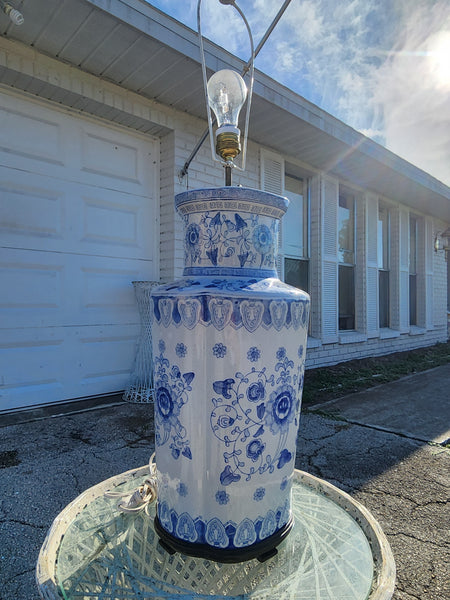 VINTAGE LARGE!! BLUE AND WHITE 💙⛩️🤍 CHINOISERIE GREEK KEY/ ASIAN MOTIF LAMP w WOOD BASE