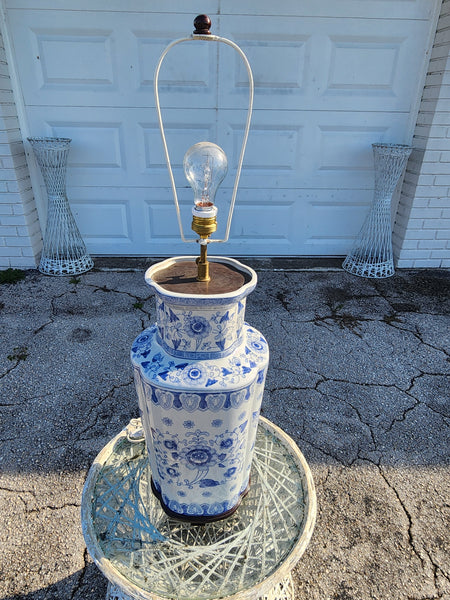 VINTAGE LARGE!! BLUE AND WHITE 💙⛩️🤍 CHINOISERIE GREEK KEY/ ASIAN MOTIF LAMP w WOOD BASE