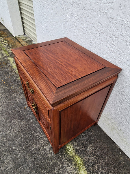 VINTAGE GEORGE ZEE & CO KILN DRIED HAND CARVED ROSEWOOD/TEAK CHINOISERIE MING CABINET/ NIGHTSTAND/ END TABLE