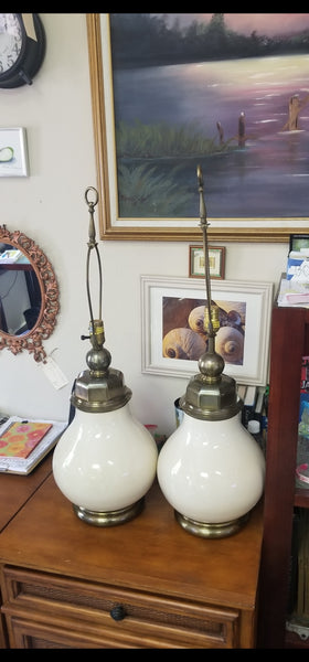 VINTAGE 1978 CHAPMAN HAND GLAZED CRACKLED CERAMIC/ PORCELAIN AND BRASS URN/ GINGER JAR TABLE LAMPS (2)