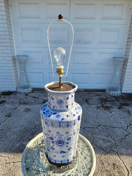 VINTAGE LARGE!! BLUE AND WHITE 💙⛩️🤍 CHINOISERIE GREEK KEY/ ASIAN MOTIF LAMP w WOOD BASE