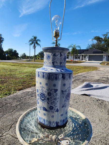 VINTAGE LARGE!! BLUE AND WHITE 💙⛩️🤍 CHINOISERIE GREEK KEY/ ASIAN MOTIF LAMP w WOOD BASE