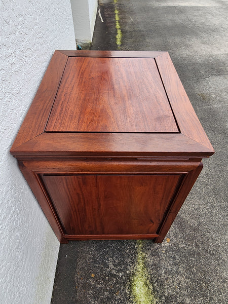 VINTAGE GEORGE ZEE & CO KILN DRIED HAND CARVED ROSEWOOD/TEAK CHINOISERIE MING CABINET/ NIGHTSTAND/ END TABLE