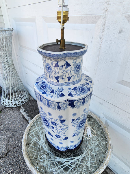 VINTAGE LARGE!! BLUE AND WHITE 💙⛩️🤍 CHINOISERIE GREEK KEY/ ASIAN MOTIF LAMP w WOOD BASE