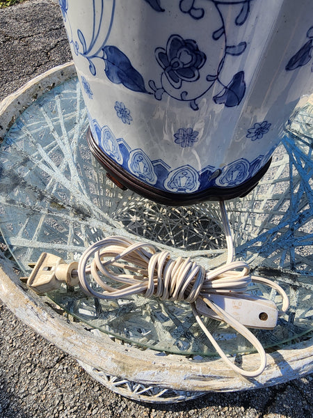 VINTAGE LARGE!! BLUE AND WHITE 💙⛩️🤍 CHINOISERIE GREEK KEY/ ASIAN MOTIF LAMP w WOOD BASE