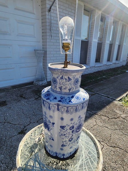 VINTAGE LARGE!! BLUE AND WHITE 💙⛩️🤍 CHINOISERIE GREEK KEY/ ASIAN MOTIF LAMP w WOOD BASE