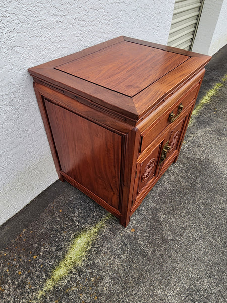 VINTAGE GEORGE ZEE & CO KILN DRIED HAND CARVED ROSEWOOD/TEAK CHINOISERIE MING CABINET/ NIGHTSTAND/ END TABLE