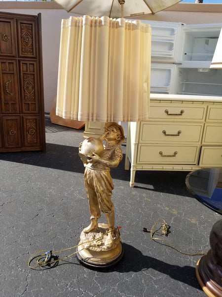 VINTAGE MARBRO LAMP CO GOLD LEAF FIGURAL/ SCULPTURAL DRUNK DUTCH BOY/ THIRSTY BOY/ BOY WITH JUG FLOOR LAMP W/ ORIGINAL SHADE