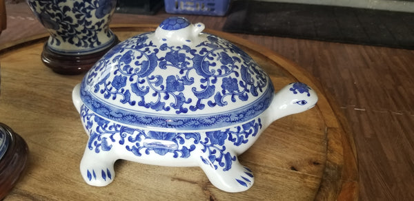 THE BOMBAY CO. BLUE AND WHITE CHINOISERIE PORCELAIN TURTLE TURTLE TUREEN - MISC