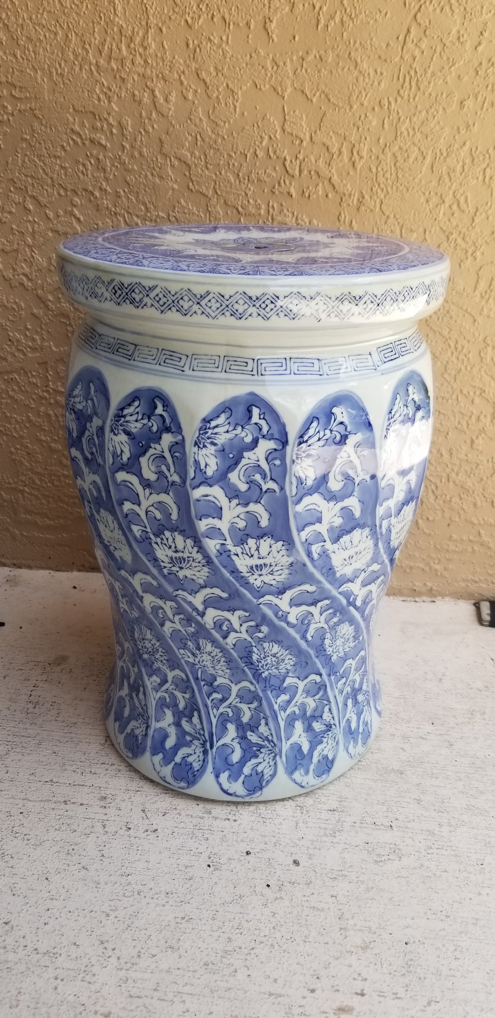 VINTAGE BLUE AND WHITE CHINOISERIE SPIRAL DRUM GARDEN SEAT W/ASIAN MOTIF ~ MISC