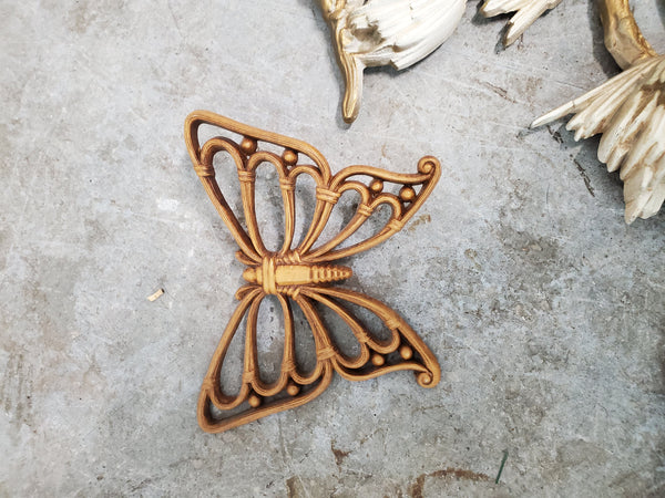 VINTAGE SYROCO/ HOMCO RESIN BUTTERFLIES 💛🦋🤍 (4) / WHITE/ GOLD ROSE WALL DECOR ~ MISC