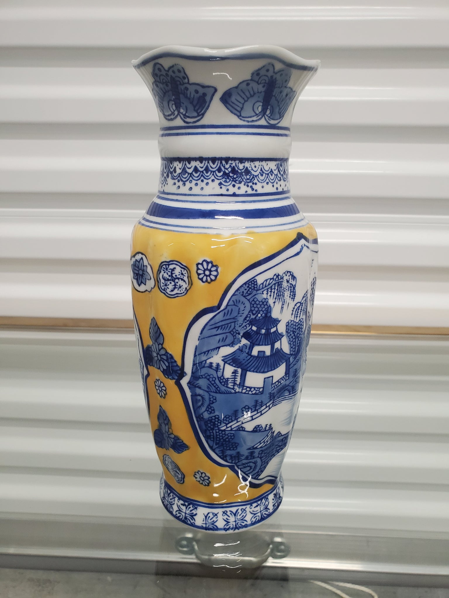 VINTAGE CHINOISERIE BLUE/ YELLOW CERAMIC/ PORCELAIN PAGODA VASE ~ MISC