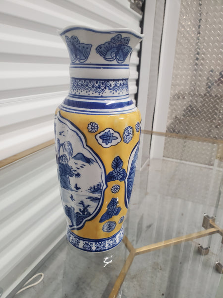 VINTAGE CHINOISERIE BLUE/ YELLOW CERAMIC/ PORCELAIN PAGODA VASE ~ MISC