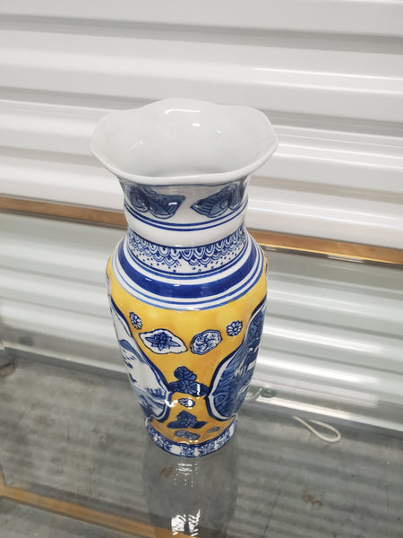 VINTAGE CHINOISERIE BLUE/ YELLOW CERAMIC/ PORCELAIN PAGODA VASE ~ MISC