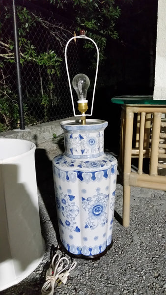VINTAGE BLUE AND WHITE CHINOISERIE LAMP W/SHADE