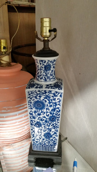 VINTAGE BLUE AND WHITE CHINOISERIE LAMP