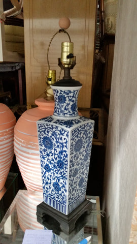 VINTAGE BLUE AND WHITE CHINOISERIE LAMP