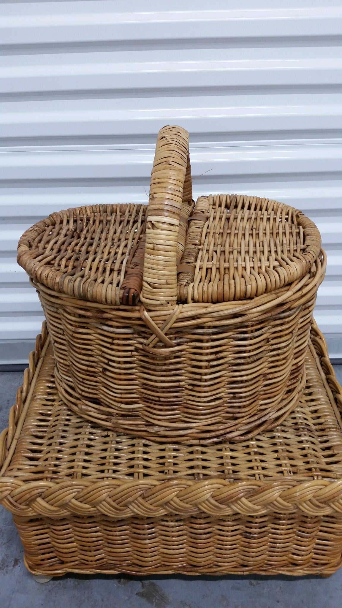 VINTAGE BRAIDED BAMBOO/RATTAN PIC~I~NIC BASKET - MISC