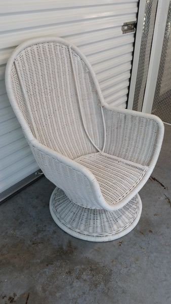 VINTAGE ROCK AND SWIVEL WICKER EGG ACCENT CHAIR O/S CHAIR W/CUSHIONS