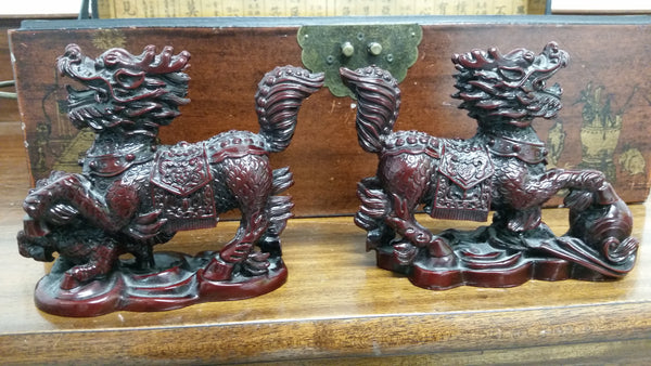 VINTAGE RED RESIN FOO HORSEEYS (!?🐎?!) DOG LION DRAGON MOMMA/DADDY SCULPTURES (2) ~ MISC