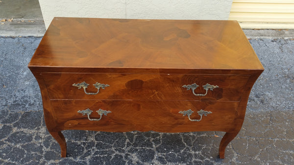 ANTIQUE/ VINTAGE LOUIS XV-STYLE FRENCH/ITALIAN REPRODUCTION BURLWOOD BOMBE COMMODE CHEST/ BACHELORS CHEST (2 AVAILABLE)