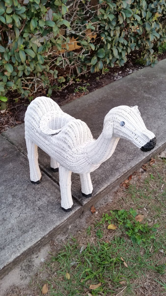 VINTAGE WHITE WICKER 🐫 2 HUMP 🐫 CAMEL PLANTER ~ MISC