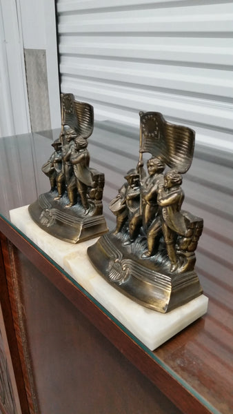 VINTAGE SCC AMERICANA BRASS MARBLE AMERICAN 🇺🇲 REVOLUTION 13 COLONIES FLAG SOLDIERS DRUM BOOKENDS/STATUES (2) ~ MISC