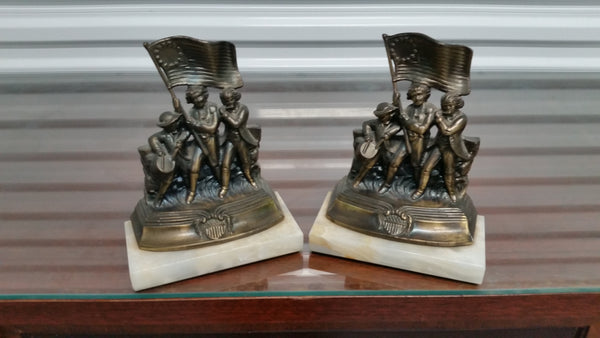 VINTAGE SCC AMERICANA BRASS MARBLE AMERICAN 🇺🇲 REVOLUTION 13 COLONIES FLAG SOLDIERS DRUM BOOKENDS/STATUES (2) ~ MISC